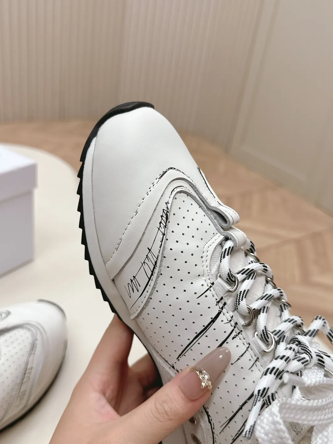 👟👟Ex-factory price 660👟👟 Dior sketch Dior spring and summer catwalk style graffiti sketch moral training shoes Forrest shoes. Original development. The most photographed item in the 25ss spring and summer show. This pair of shoes has changed the single design style of Forrest shoes in the previous impression. It retains the original shape. The details are very in line with the current fashion trend, but it also incorporates the manager's new understanding and retro feelings for Forrest shoes. The overall feeling is brand new. The material is a bit matte leather, full of retro style. It looks very high-end. The feeling on the foot is very convex. The upper foot is really good-looking and versatile. It can be worn with any style of clothes, pants and skirts. It looks good on anyone. Original combination outsole Size: 35-45